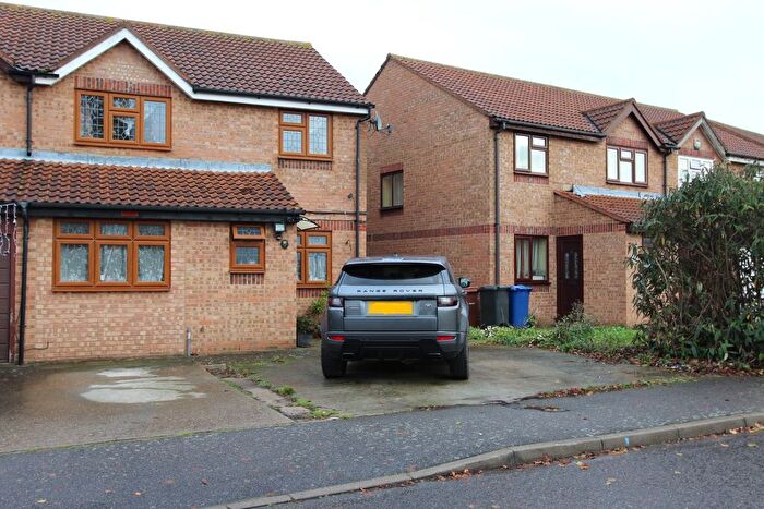 4 Bedroom Semi-Detached House To Rent In , Danbury Crescent, South Ockendon, RM15