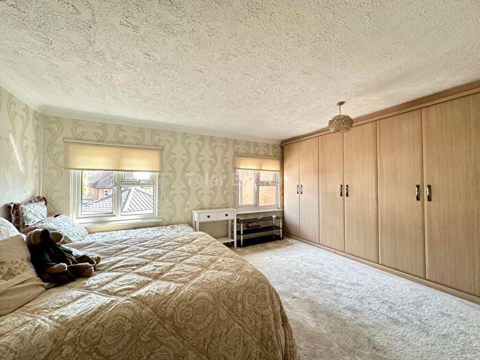 4 Bedroom Terraced House For Sale In New Waverley Road, Noak Bridge, SS15