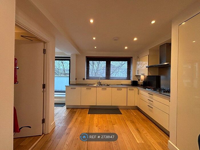 3 Bedroom Flat To Rent In Drummond Street, London, NW1