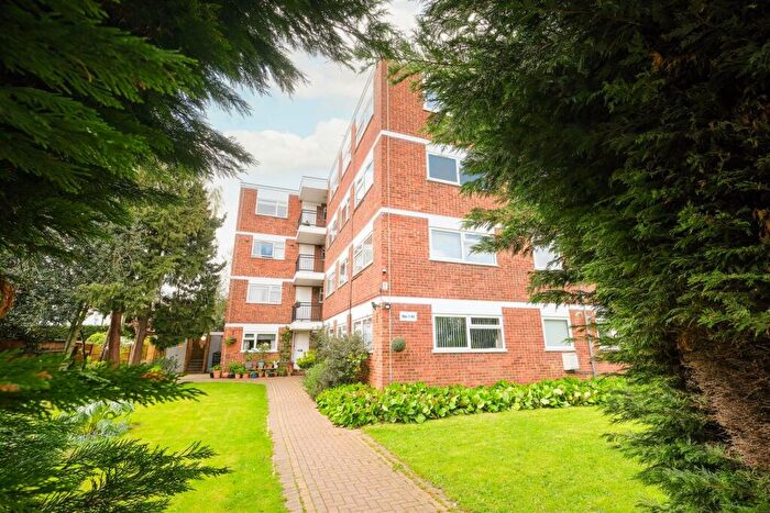 2 Bedroom Flat To Rent In Lynwood Close, South Woodford, E18