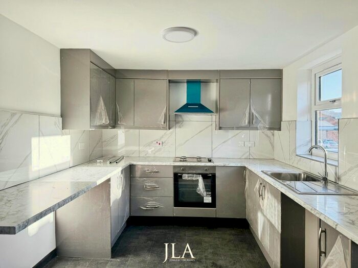 3 Bedroom Flat To Rent In Nottingham Road, Leicester, LE5