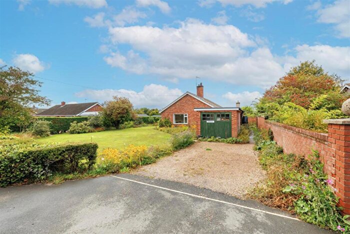 3 Bedroom Chalet For Sale In Norwich Road, Halesworth, IP19