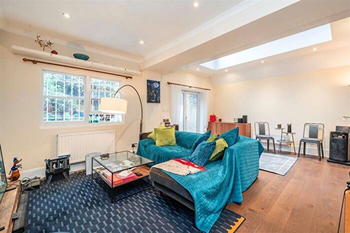 1 Bedroom Flat For Sale In Westwick Gardens, Brook Green, W14