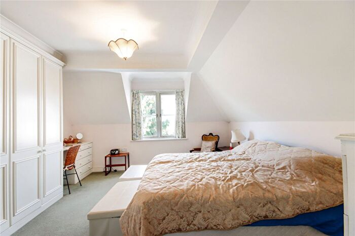 2 Bedroom Flat For Sale In Lime Tree Walk, Sevenoaks, Kent, TN13