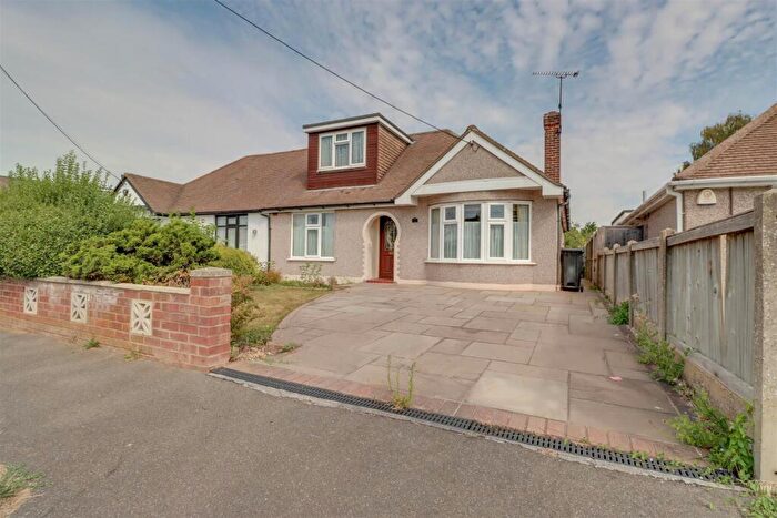 4 Bedroom Semi-Detached Bungalow For Sale In Laburnum Avenue, Wickford, SS12