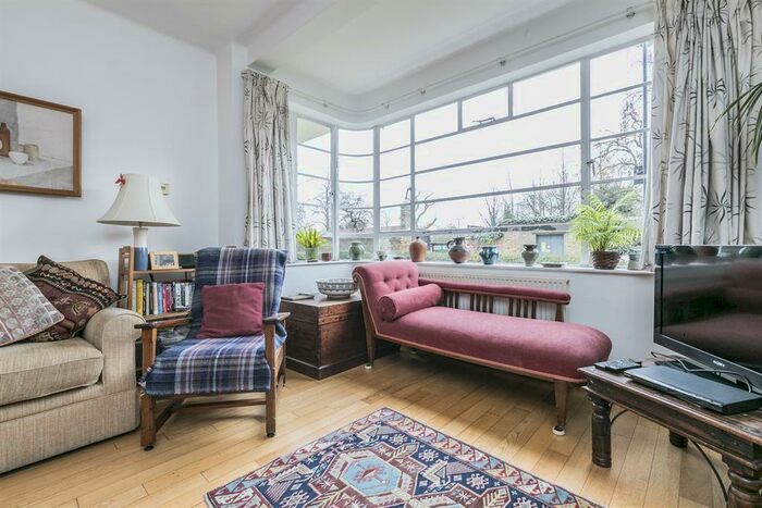 3 Bedroom Flat To Rent In Greenway Close, London, N4