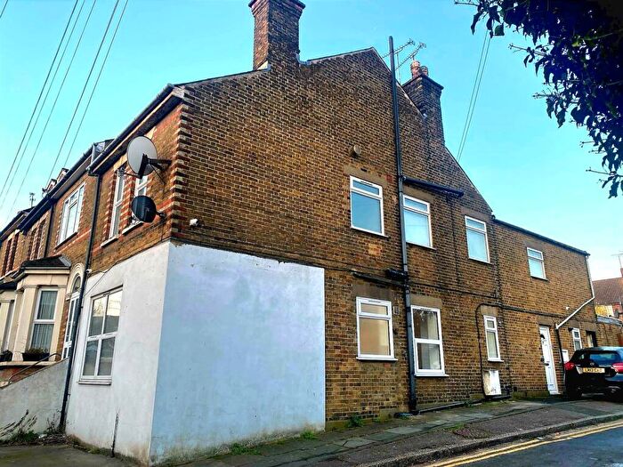 3 Bedroom Flat To Rent In Cooling Road, Rochester, ME2