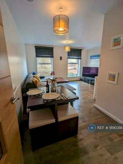 2 Bedroom Flat To Rent In Lincoln Lodge, London, SW14