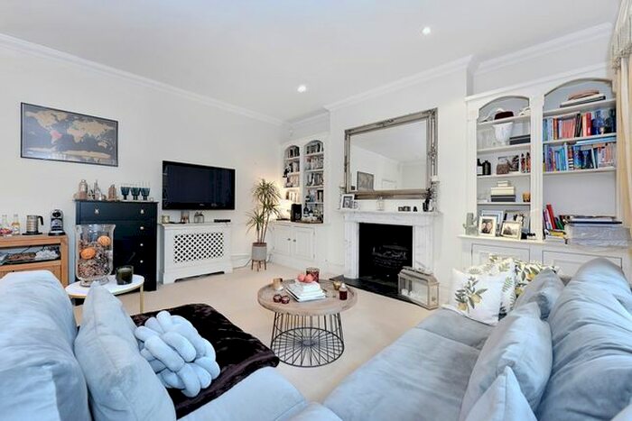 2 Bedroom Flat To Rent In St. Georges Square, London, SW1V