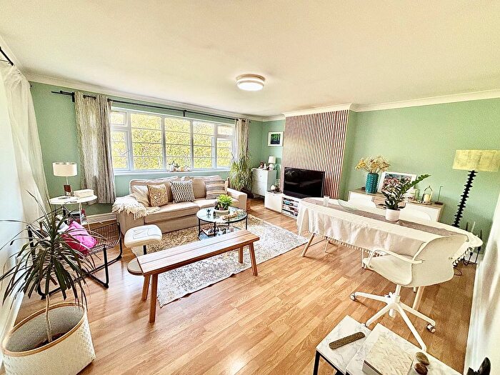 3 Bedroom Flat To Rent In Woodford Road, London, E18