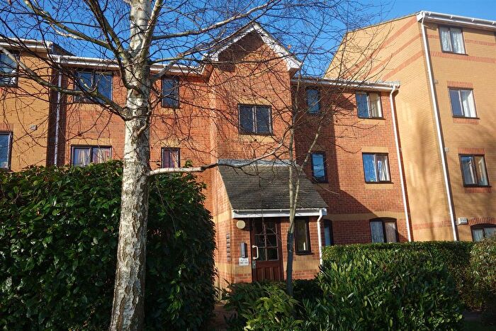 2 Bedroom Flat To Rent In Ascot Court, Aldershot, GU11