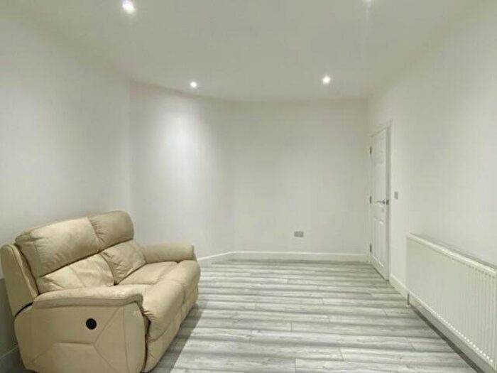 2 Bedroom Ground Maisonette To Rent In Whitchurch Lane, Edgware, Greater London, HA8
