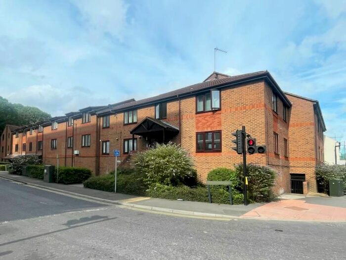 1 Bedroom Flat To Rent In Fairfield Avenue, Staines, TW18