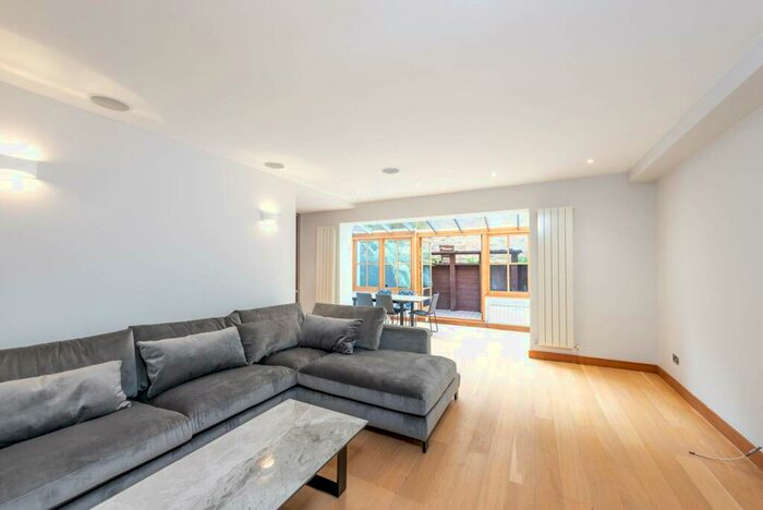 2 Bedroom Flat To Rent In Harcourt Terrace, Chelsea, London, SW10