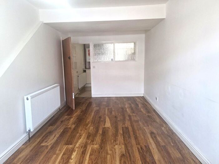 2 Bedroom Flat To Rent In Hertford Road, Enfield, EN3