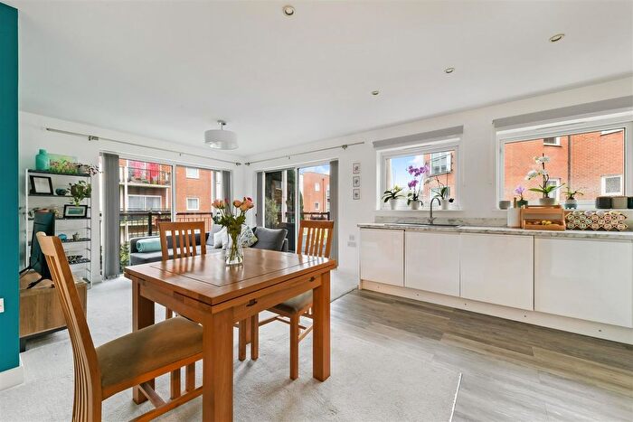 2 Bedroom Flat For Sale In Canalside, Watercolour, Redhill, RH1