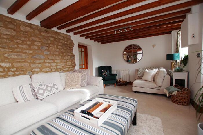 2 Bedroom Cottage To Rent In High Street, Wanborough, Swindon, SN4