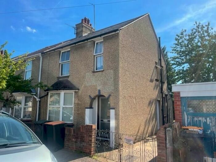 3 Bedroom Semi-Detached House To Rent In Ouseland Road, Bedford, MK40