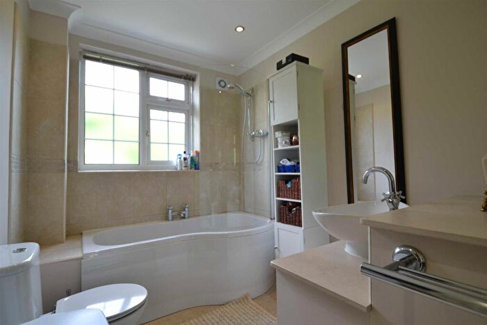 4 Bedroom Town House To Rent In Briarwood, Wilmslow, SK9