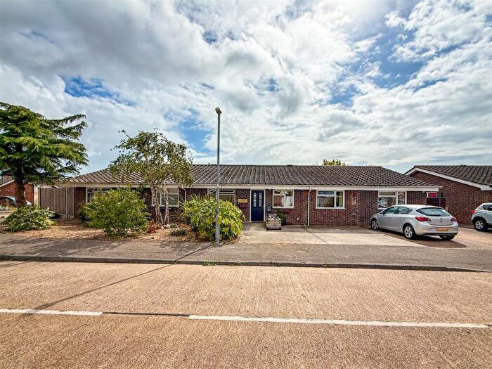 9 Bedroom Detached Bungalow For Sale In Holbrook Close, Clacton-on-sea, Essex, CO16