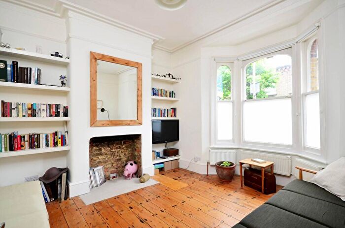 2 Bedroom Flat To Rent In Grayshott Road, Battersea, London, SW11