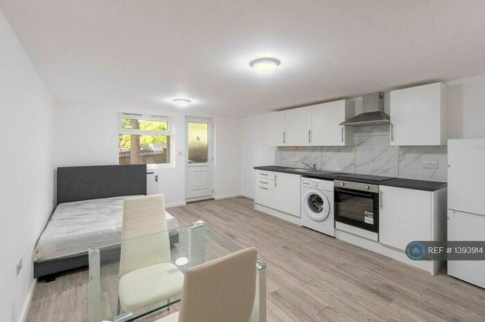 1 Bedroom Bungalow To Rent In Hood Avenue, London, N14