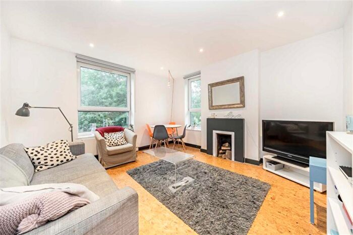 3 Bedroom Flat To Rent In East Street, Elephant And Castle, SE17
