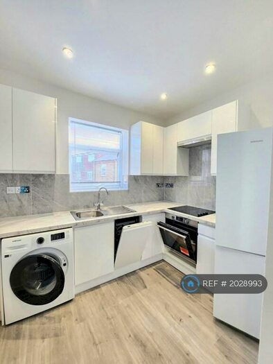 3 Bedroom Flat To Rent In Richmond Road, Kingston Upon Thames, KT2