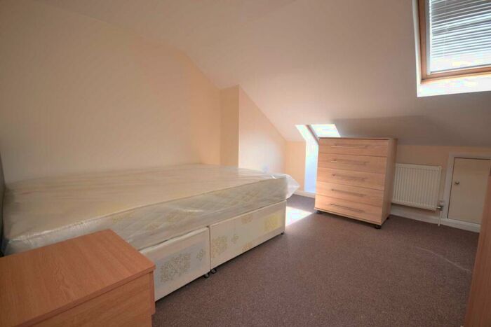 6 Bedroom House To Rent In Grange Avenue, University Area, RG6