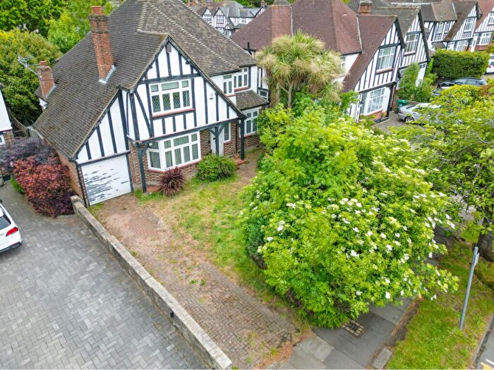 4 Bedroom Detached House For Sale In Green Lane, Edgware, HA8