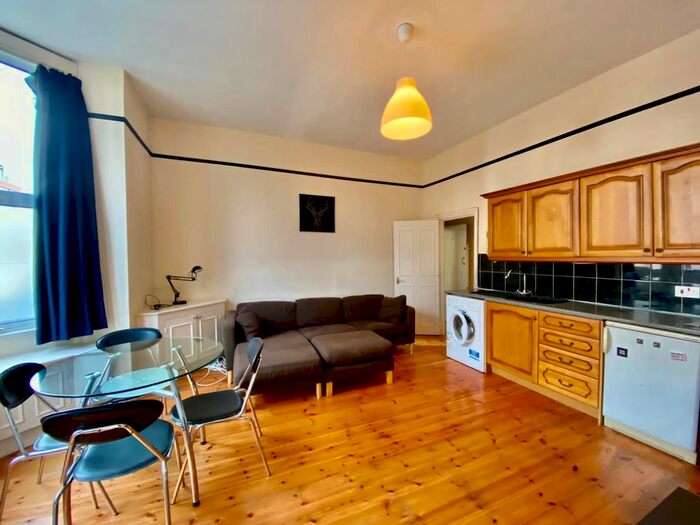 1 Bedroom Flat To Rent In Clapham Road, London, SW9