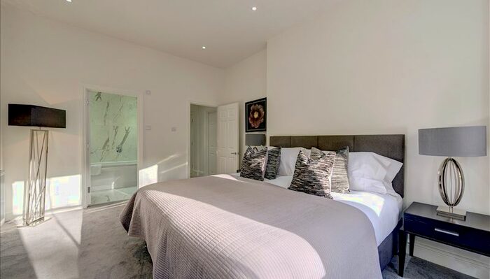 4 Bedroom Flat To Rent In Somerset Court, London, W8