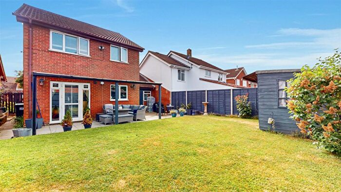 3 Bedroom Link Detached House For Sale In Dunster Court, Furzton, Milton Keynes, MK4
