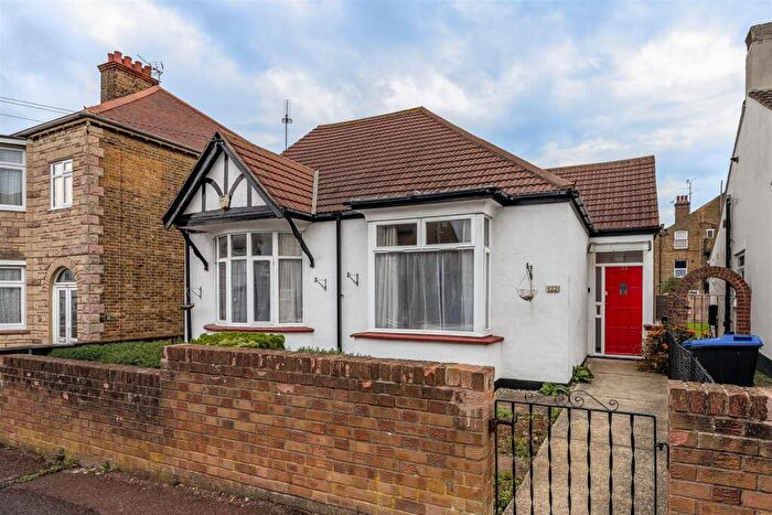 3 Bedroom Detached Bungalow For Sale In Westbourne Grove, Westcliff-On-Sea, SS0