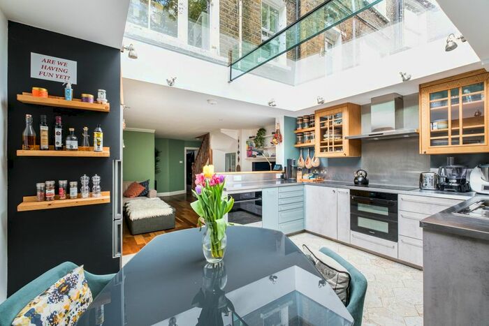 3 Bedroom Flat To Rent In Lucerne Road, London, N5