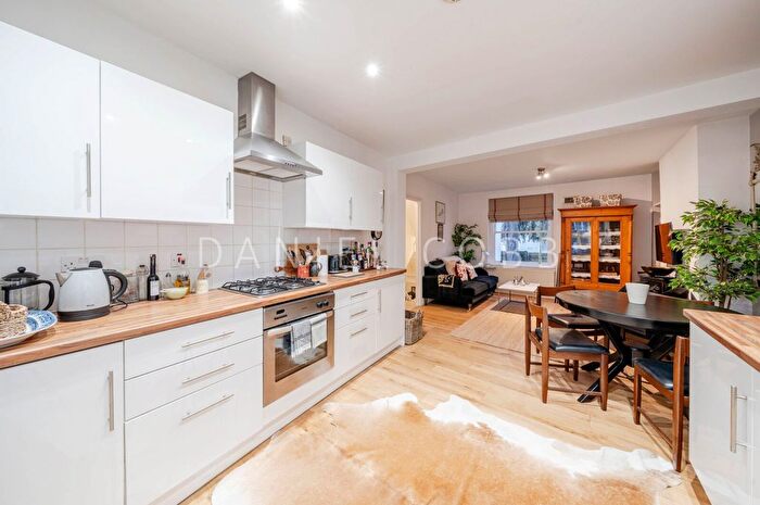 2 Bedroom Flat For Sale In Kennington Lane, London, SE11