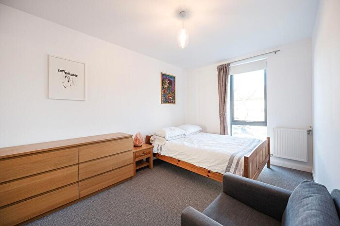 3 Bedroom Maisonette For Sale In Dongola Road, Stepney, London, E1