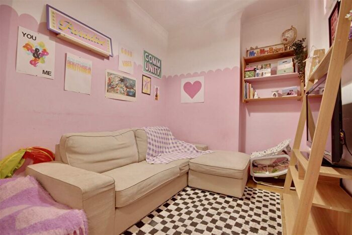 2 Bedroom Flat For Sale In Francis Avenue, Southsea, PO4