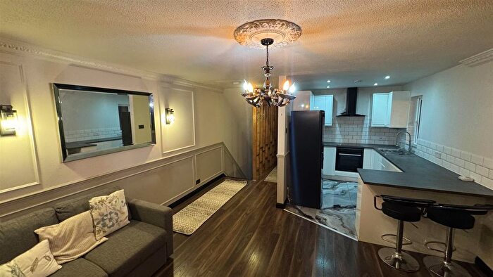 2 Bedroom Maisonette To Rent In Amanda Close, Chigwell, IG7