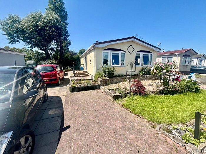 2 Bedroom Park Home For Sale In Greenfield Park, Freckleton, Preston, PR4