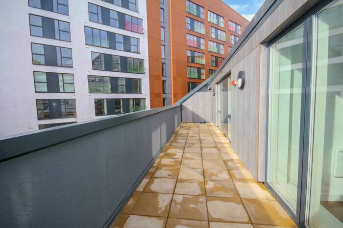 2 Bedroom Flat To Rent In Grand Exchange, Bracknell, RG12