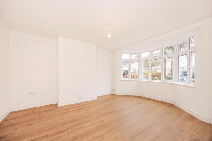 2 Bedroom Maisonette For Sale In Lancelot Road, Ilford, IG6