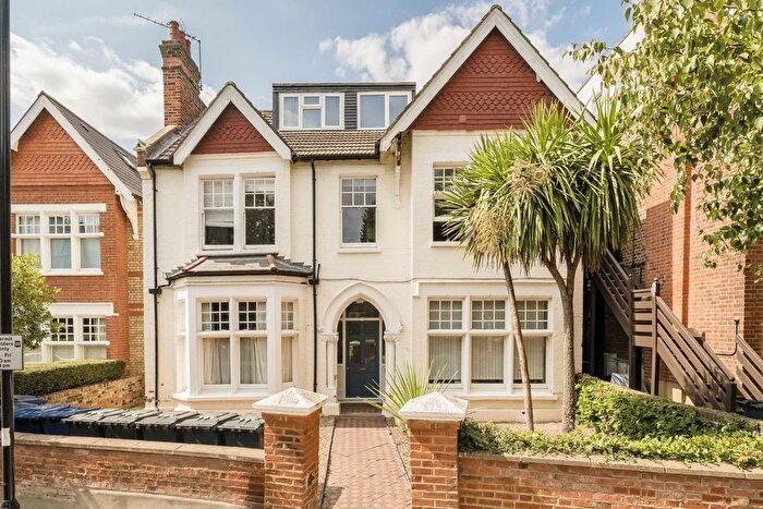 2 Bedroom Flat For Sale In Kings Avenue, Ealing, W5