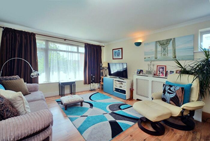 2 Bedroom Apartment For Sale In Westbourne Avenue, Cheam, Sutton, SM3