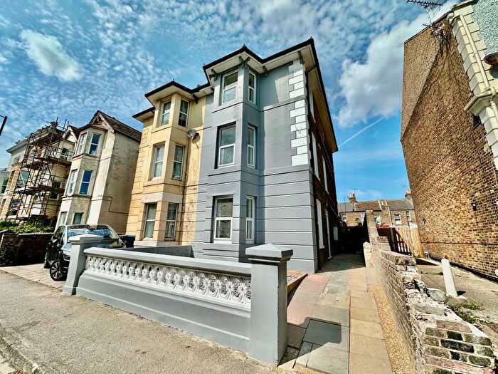 3 Bedroom Flat To Rent In West Cliff Road, Ramsgate, CT11
