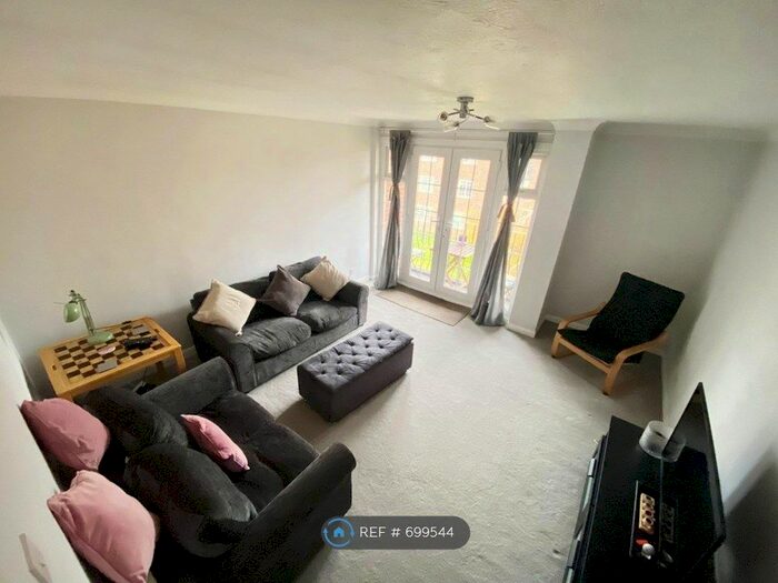 2 Bedroom Flat To Rent In Kingfisher Drive, Staines-Upon-Thames TW18