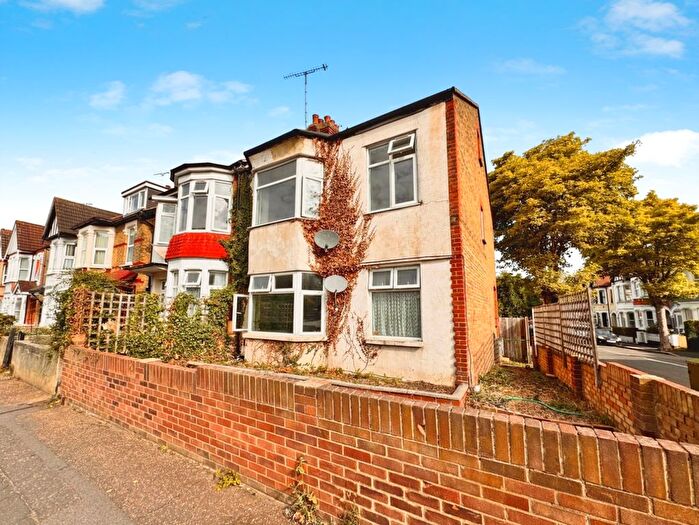 2 Bedroom Flat To Rent In Silverdale Avenue, Westcliff-On-Sea, SS0