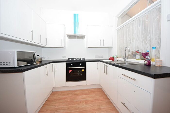 4 Bedroom Flat To Rent In Roll Gardens, Ilford, IG2