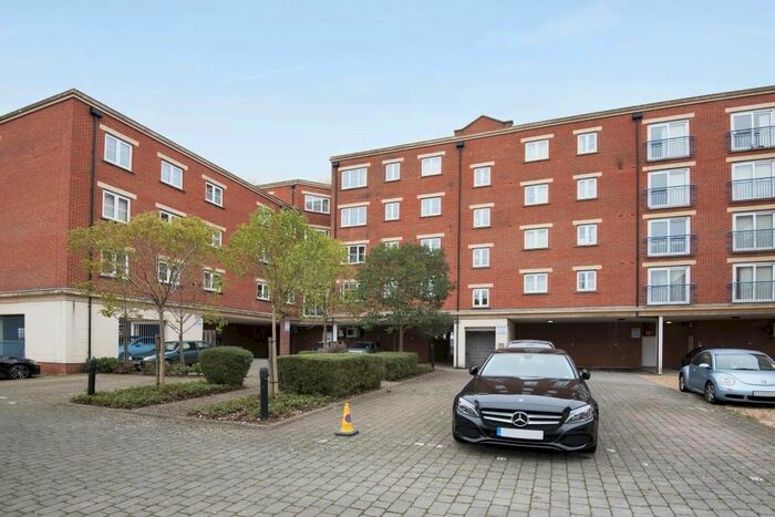 2 Bedroom Flat To Rent In Woking, Surrey, GU21