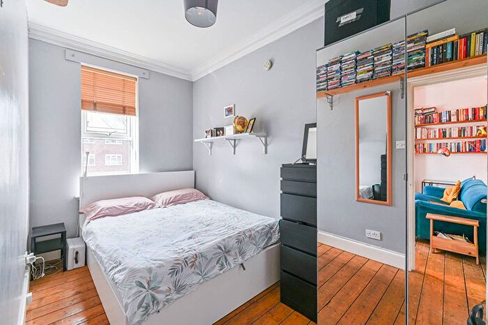 1 Bedroom Flat For Sale In Garratt Lane, Earlsfield, London, SW18